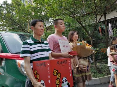 李麟瑞與爸爸媽媽合影。