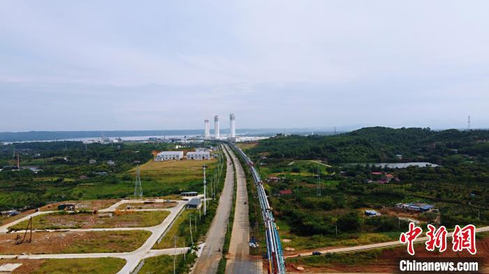 湖北宜昌姚家港化工園在建的三寧化工60萬噸乙二醇項目全景。<a target='_blank' href='http://www.chinanews.com/'>中新社</a>記者董曉斌攝